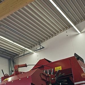 Tragschiene Lichtband 58W 5x1,5qmm IP64 ws 1-längig f.Kabelrinne Mit Kabelrinne
