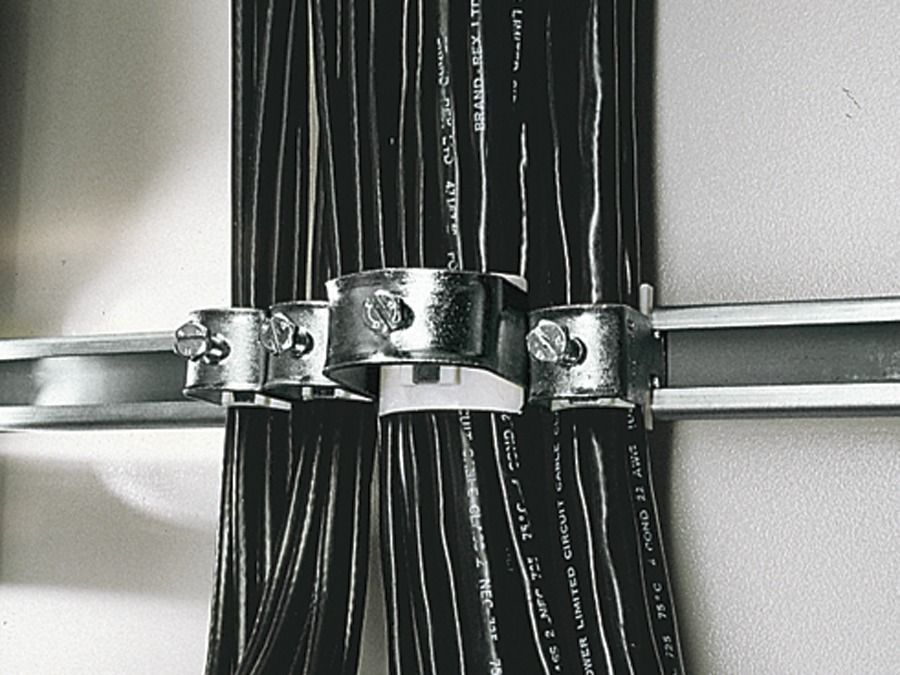 Bügelschelle 18-22mm ST C-Profil W=Kst hfr Wanne=Kunststoff