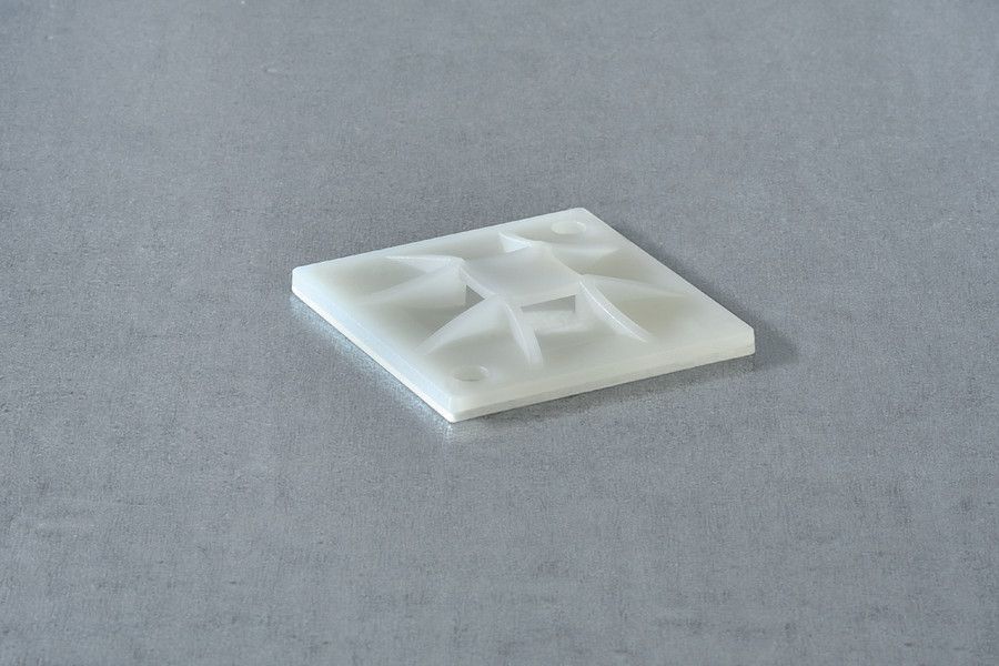 Befestigungssockel Kst natur 4mm Ø3,1mm 20x20x3,7mm PA kleben/schrauben -40-85°C