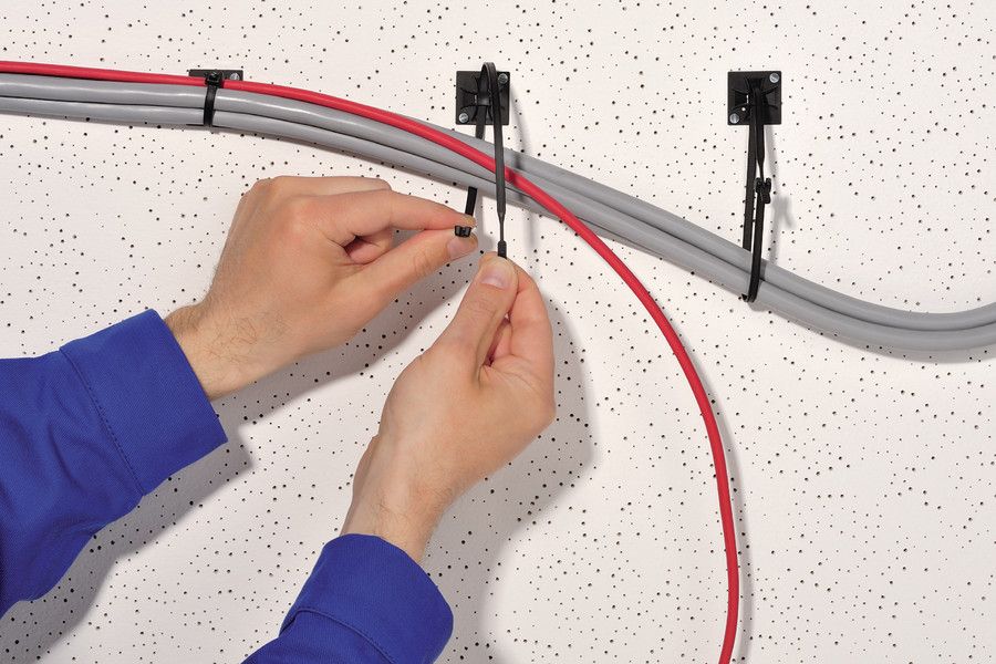 Befestigungssockel Kst sw 5,1mm Ø4,1mm 30x30x4,5mm PA kleben/schrauben -40-85°C