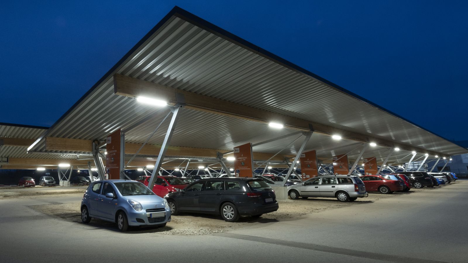 LED-Sensorleuchte 31W 4000K 4250lm gr Konv IP65 BWM 1370x87x58mm