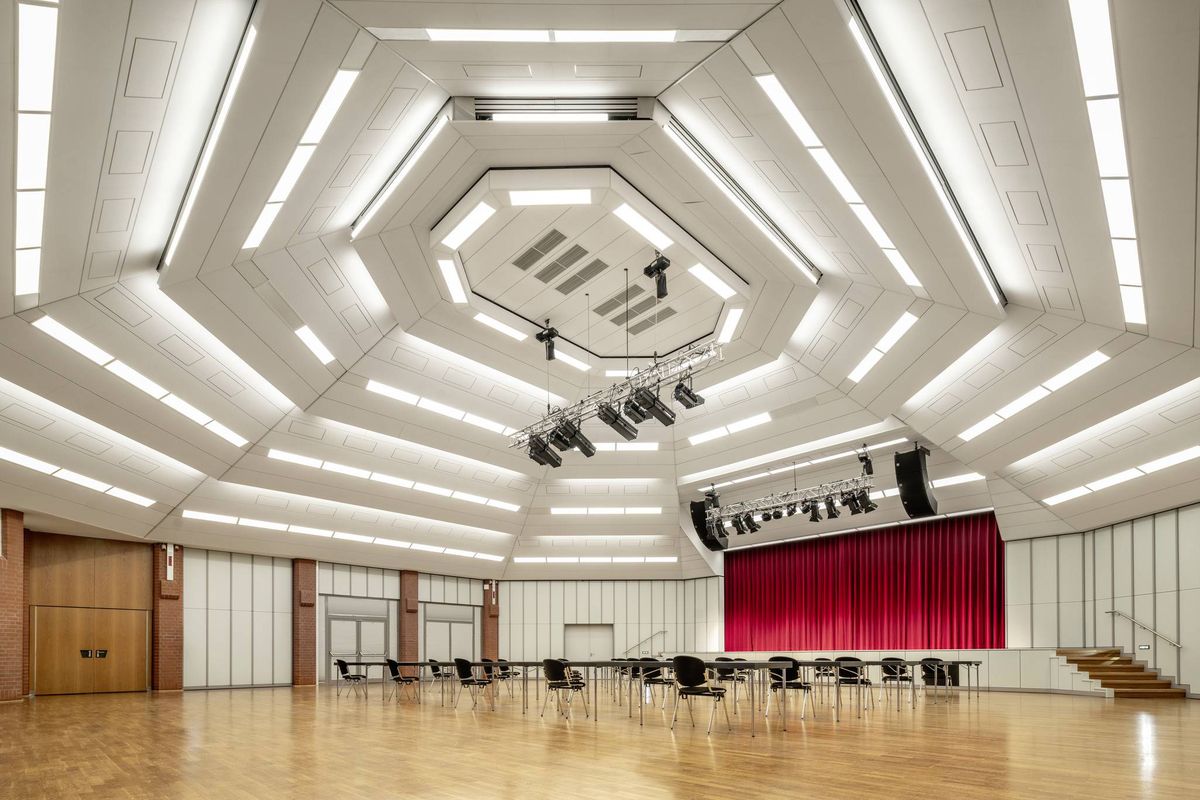 LED-Ein-/Anbauleuchte 42W 4000K 5300lm ws Konv Dimmung DALI IP40 1545x308x22mm