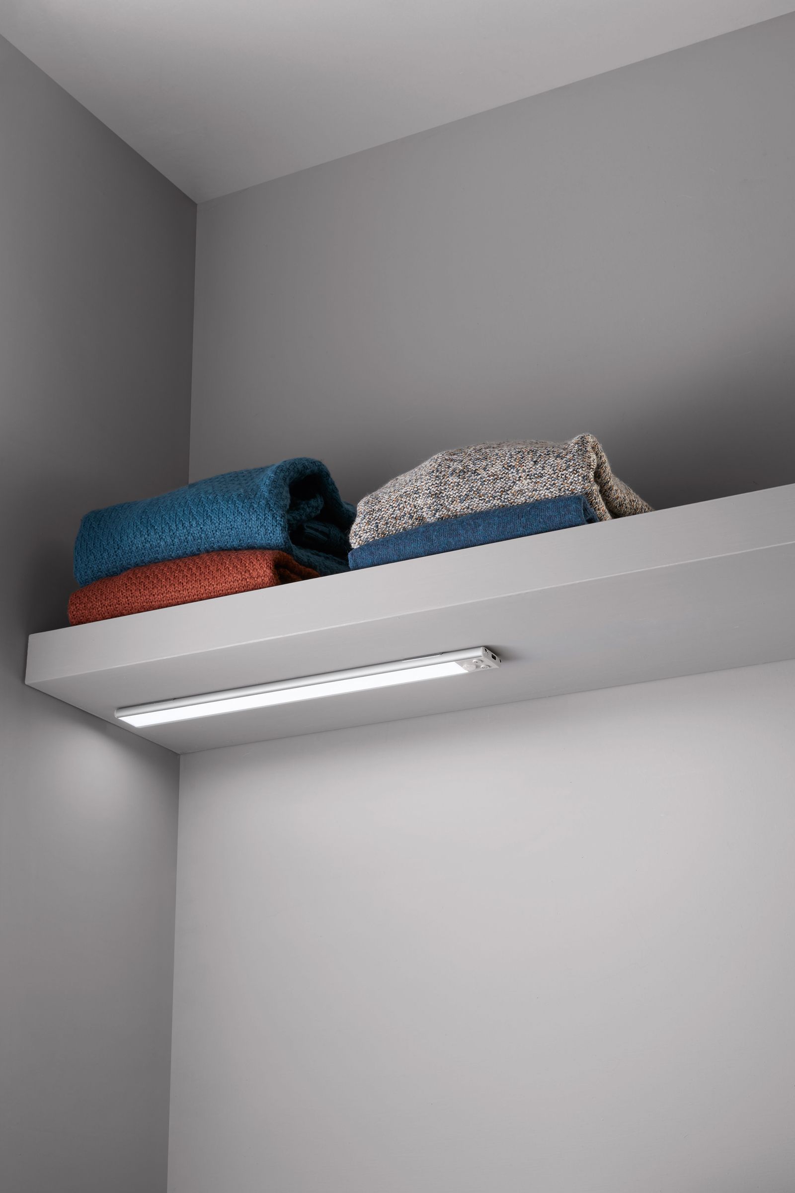 LED-Möbelleuchte RIVA 2W 3000-5700K ws 335lm Konv IP20 400x40x11mm