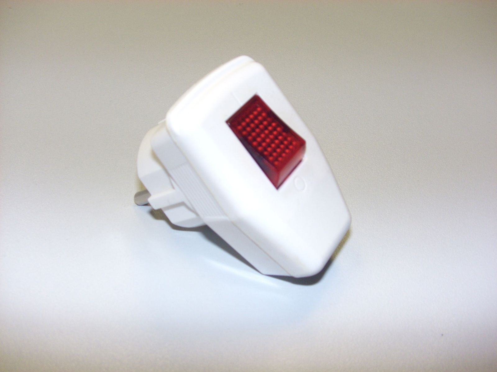 Bemm Schutzkontaktwinkelstecker 40x65x26mm, mit Schalter, weiß