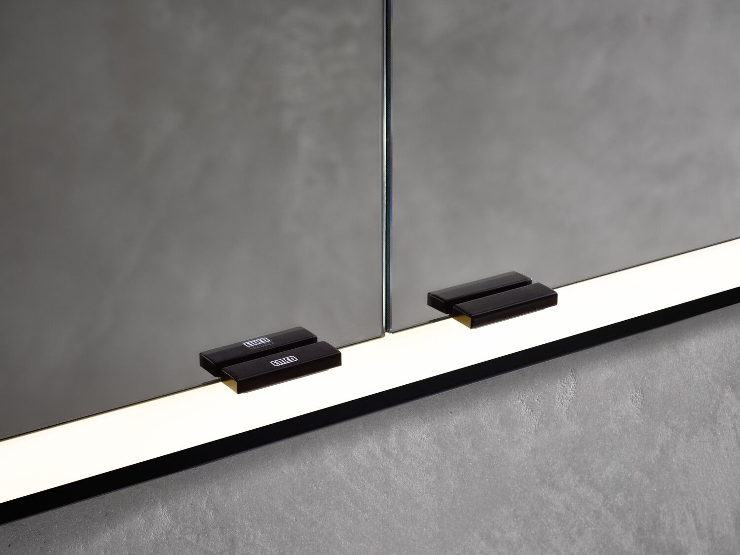 EMCO Aufputz-Lichtspiegelschrank prime 1200x700mm, mit Lichtpaket, 2-türig, aluminium/spiegel