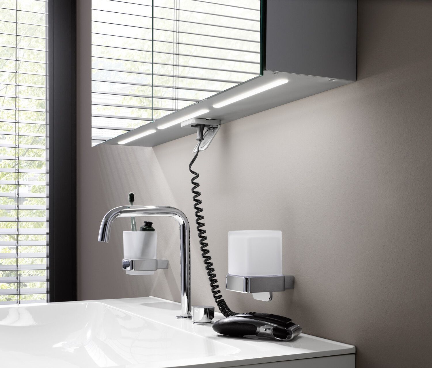 EMCO Aufputz-Lichtspiegelschrank flat 2 Classic 1400x729mm, LED-Aufsatzleuchte, 3-türig, Aluminium