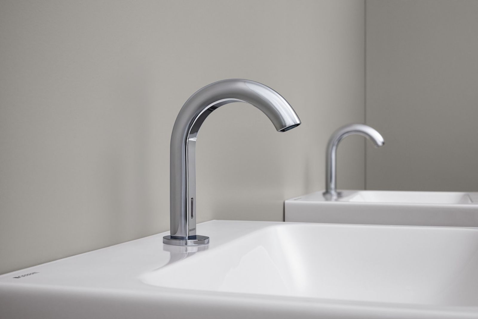 Geberit Infrarot-Waschtisch-Armatur Piave mit Thermostatmischer, Standmontage, Batteriebetrieb, AP-Funktionsbox