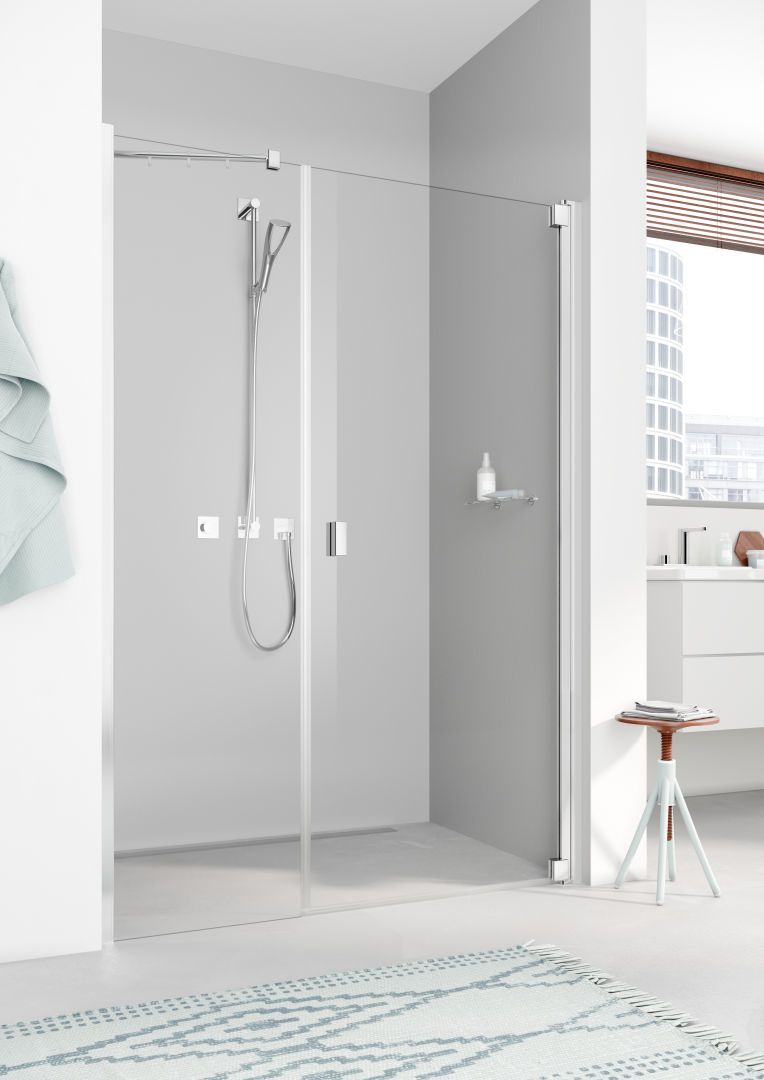 Kermi Pendeltür Raya 1-flügelig mit Festfeld 123 x 200 cm, silber hochglanz, ESG SR Opaco, rechts, auf Duschplatz